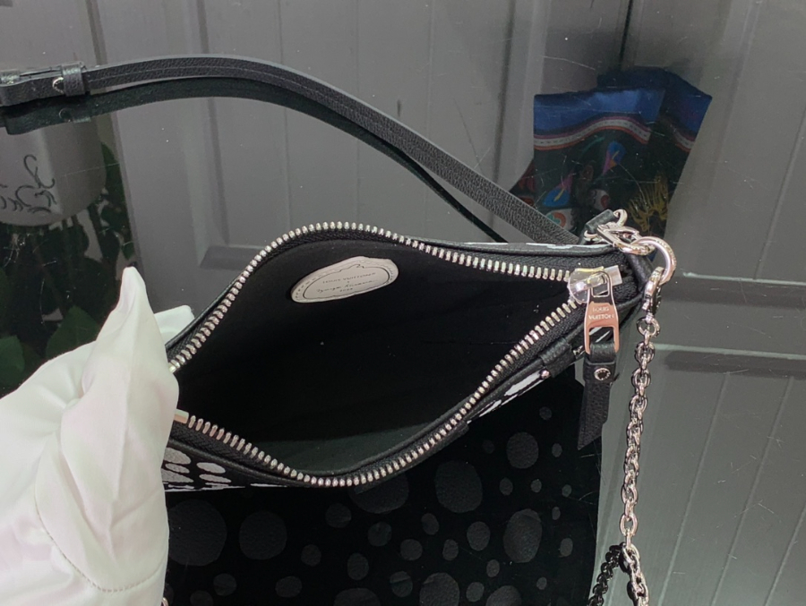 루이비통 x 야요이 쿠사마 이지 파우치 온 스트랩 블랙 화이트 1911.53cm5.jpg