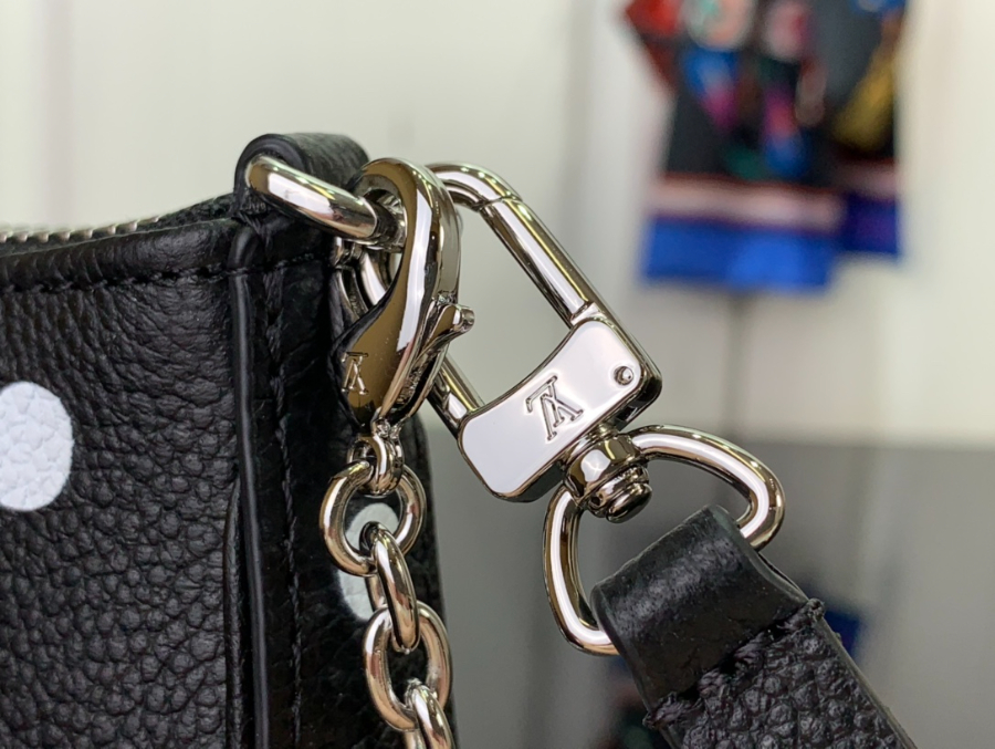 루이비통 x 야요이 쿠사마 이지 파우치 온 스트랩 블랙 화이트 1911.53cm7.jpg