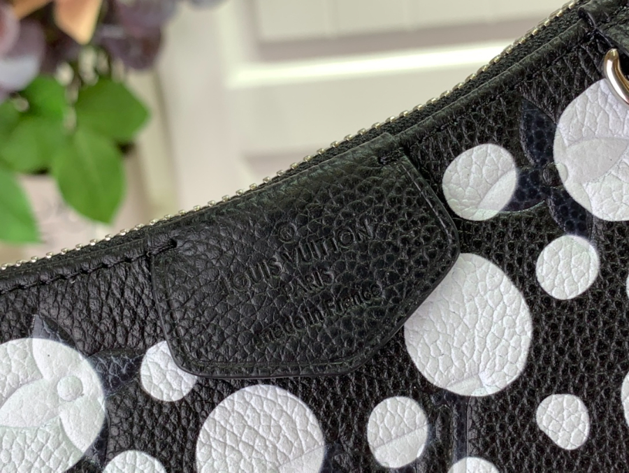 루이비통 x 야요이 쿠사마 이지 파우치 온 스트랩 블랙 화이트 1911.53cm8.jpg