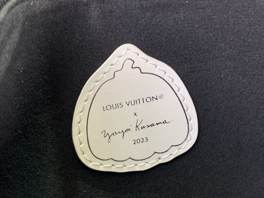 루이비통 x 야요이 쿠사마 이지 파우치 온 스트랩 블랙 화이트 1911.53cm9.jpg