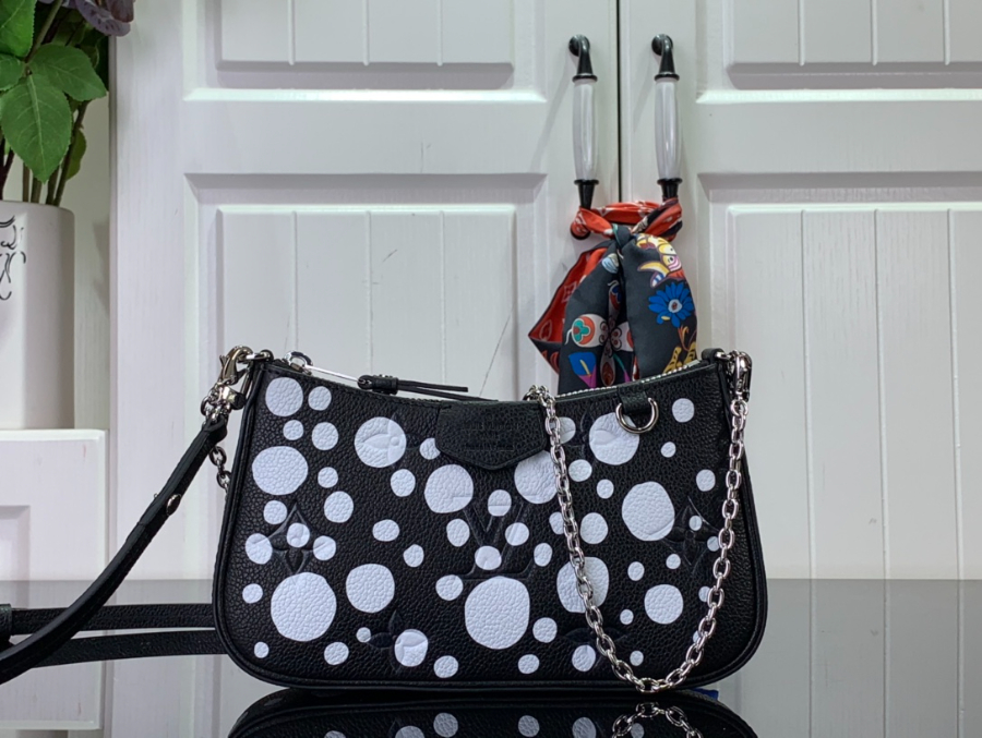 루이비통 x 야요이 쿠사마 이지 파우치 온 스트랩 블랙 화이트 1911.53cm1.jpg