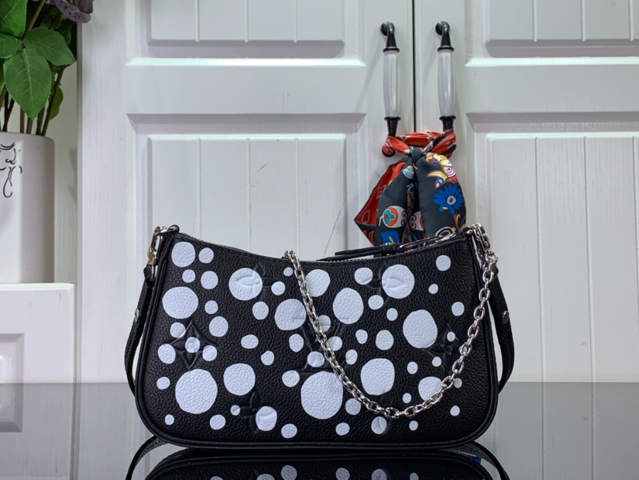 루이비통 x 야요이 쿠사마 이지 파우치 온 스트랩 블랙 화이트 1911.53cm2.jpg