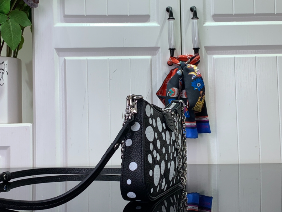 루이비통 x 야요이 쿠사마 이지 파우치 온 스트랩 블랙 화이트 1911.53cm3.jpg