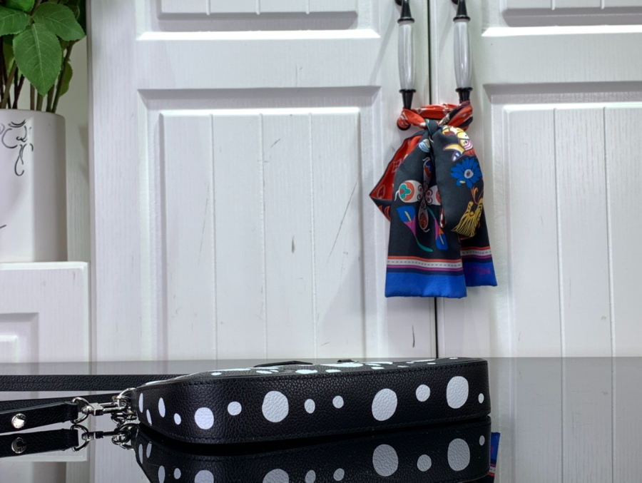 루이비통 x 야요이 쿠사마 이지 파우치 온 스트랩 블랙 화이트 1911.53cm4.jpg