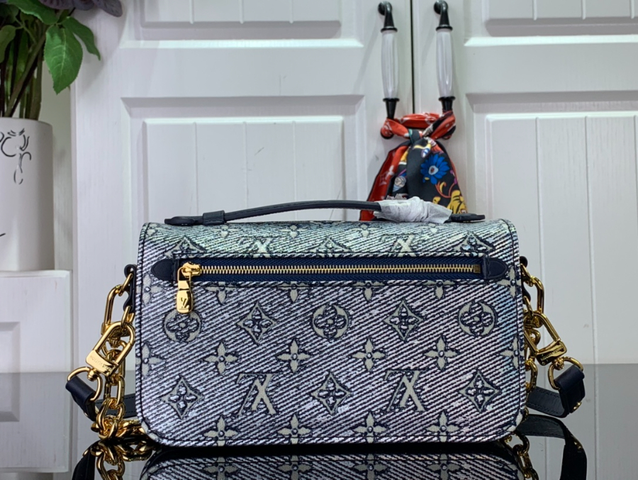 루이비통 포쉐트 메티스 이스트 웨스트 모노그램 블루 M22834 21.513.56cm2.jpg