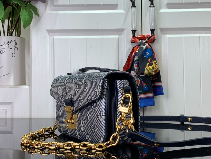 루이비통 포쉐트 메티스 이스트 웨스트 모노그램 블루 M22834 21.513.56cm3.jpg