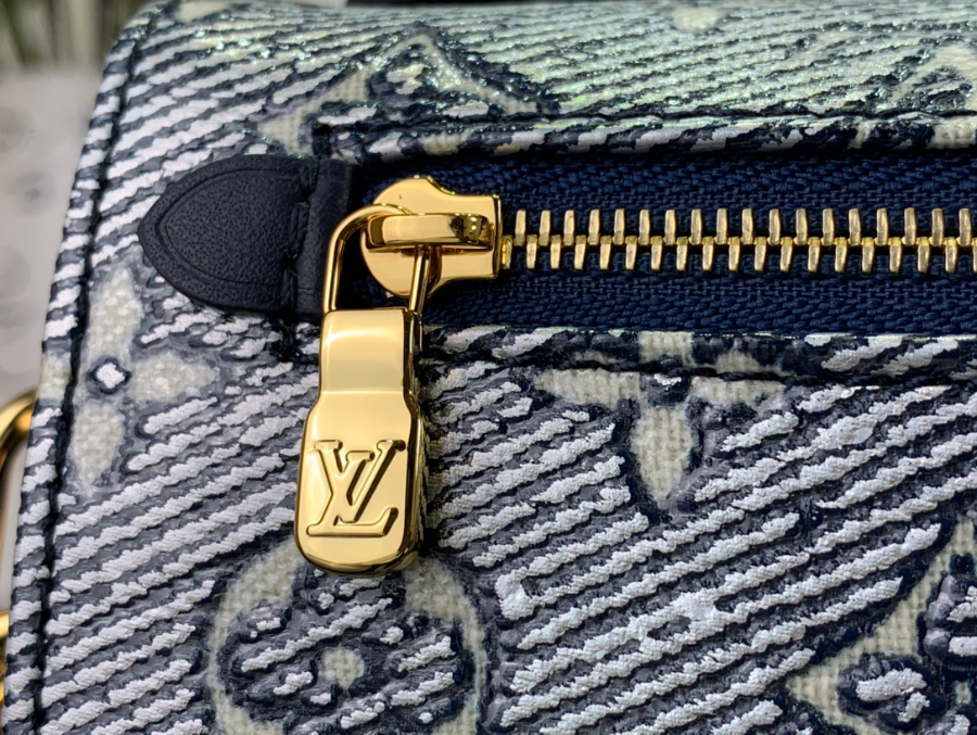 루이비통 포쉐트 메티스 이스트 웨스트 모노그램 블루 M22834 21.513.56cm8.jpg