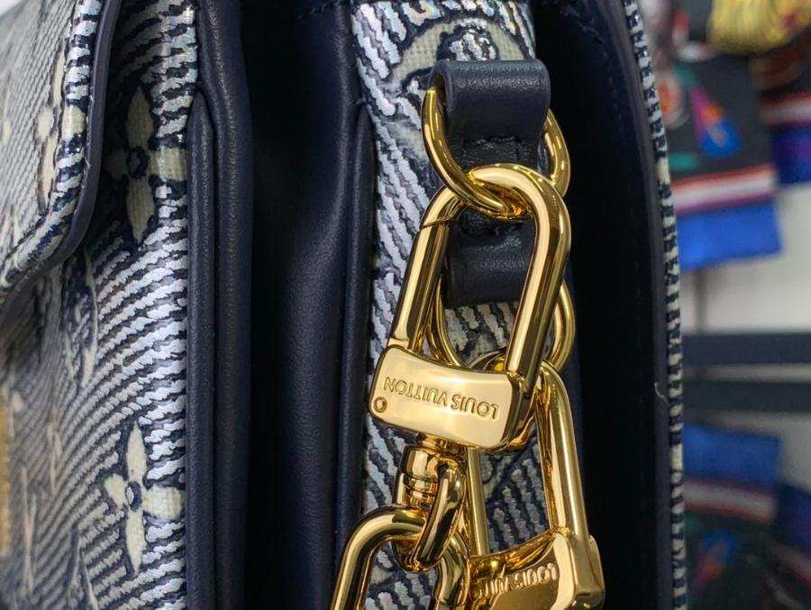 루이비통 포쉐트 메티스 이스트 웨스트 모노그램 블루 M22834 21.513.56cm7.jpg