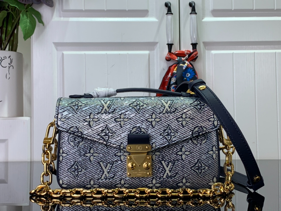 루이비통 포쉐트 메티스 이스트 웨스트 모노그램 블루 M22834 21.513.56cm1.jpg