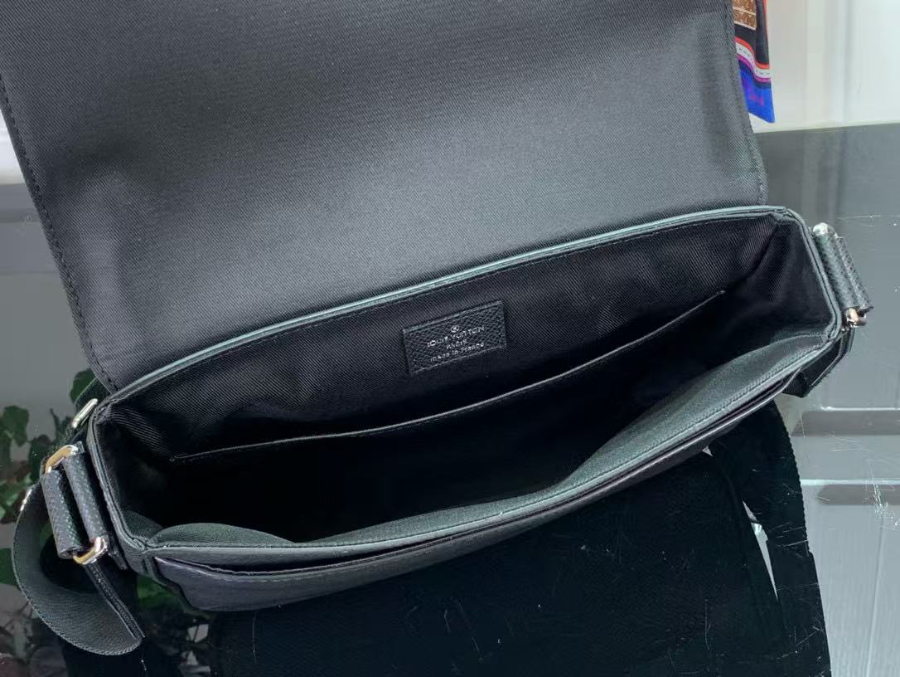 루이비통 디스트릭트 PM 타이가 블랙 26207cm8.jpg