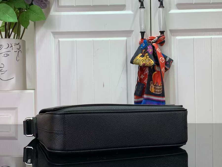 루이비통 디스트릭트 PM 타이가 블랙 26207cm7.jpg