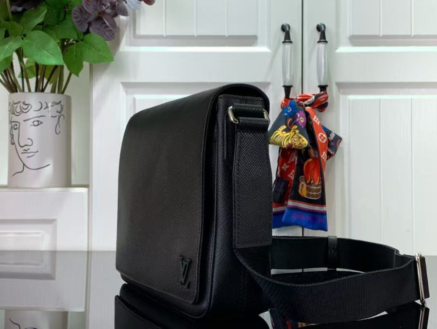 루이비통 디스트릭트 PM 타이가 블랙 26207cm2.jpg