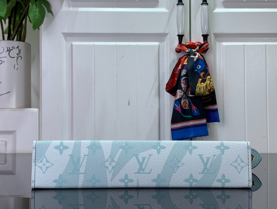 루이비통 포쉐트 보야주 MM 모노그램 아쿠아가든 크리스탈 블루 27216cm M227633.jpg