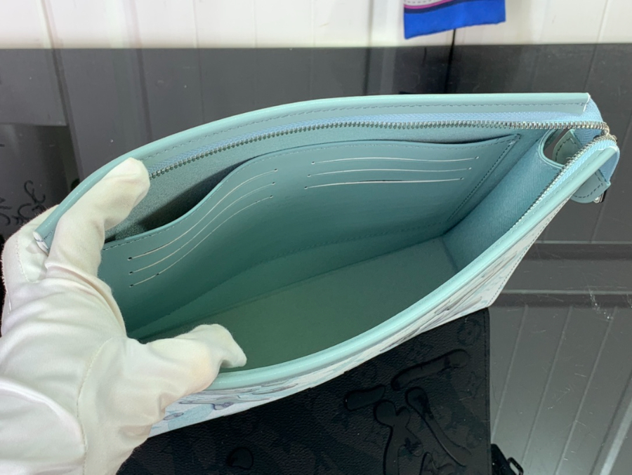 루이비통 포쉐트 보야주 MM 모노그램 아쿠아가든 크리스탈 블루 27216cm M227635.jpg