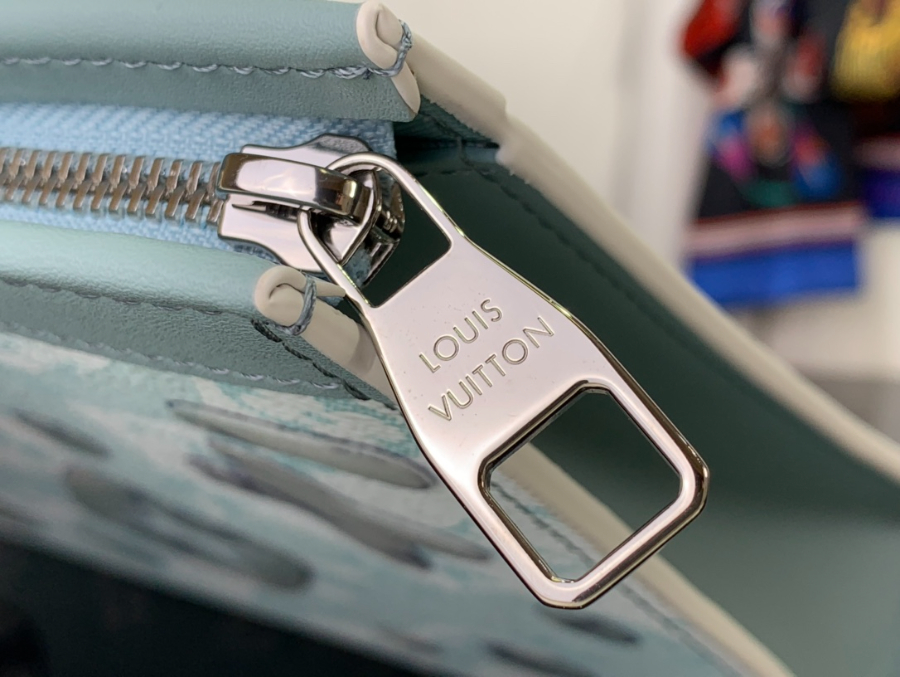 루이비통 포쉐트 보야주 MM 모노그램 아쿠아가든 크리스탈 블루 27216cm M227637.jpg