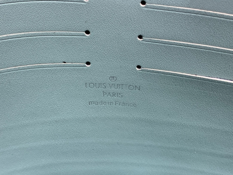루이비통 포쉐트 보야주 MM 모노그램 아쿠아가든 크리스탈 블루 27216cm M227639.jpg