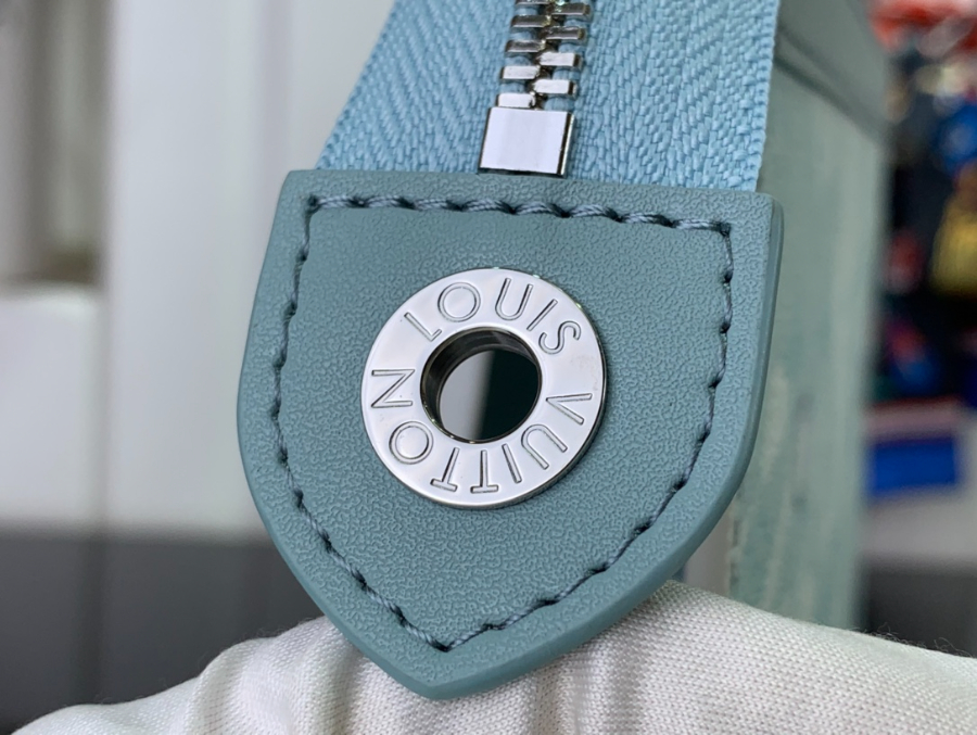 루이비통 포쉐트 보야주 MM 모노그램 아쿠아가든 크리스탈 블루 27216cm M227638.jpg