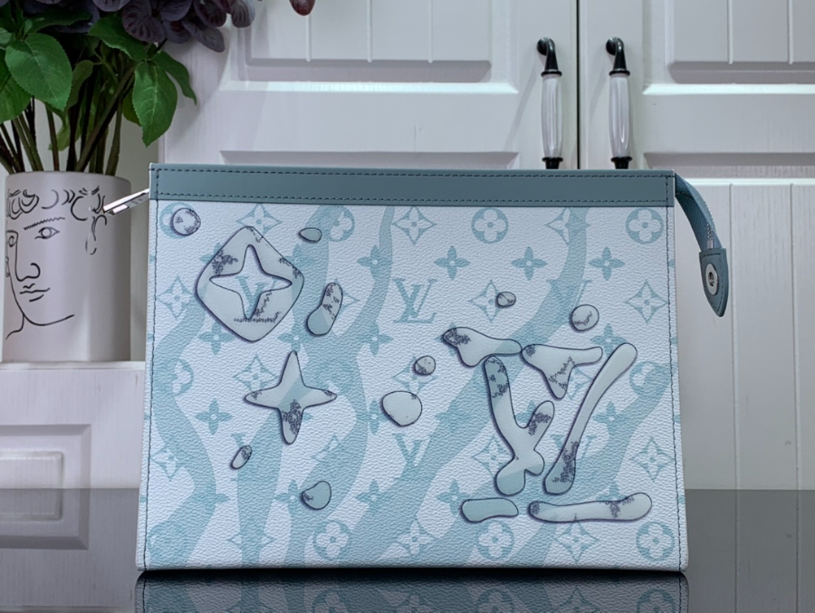 루이비통 포쉐트 보야주 MM 모노그램 아쿠아가든 크리스탈 블루 27216cm M227631.jpg