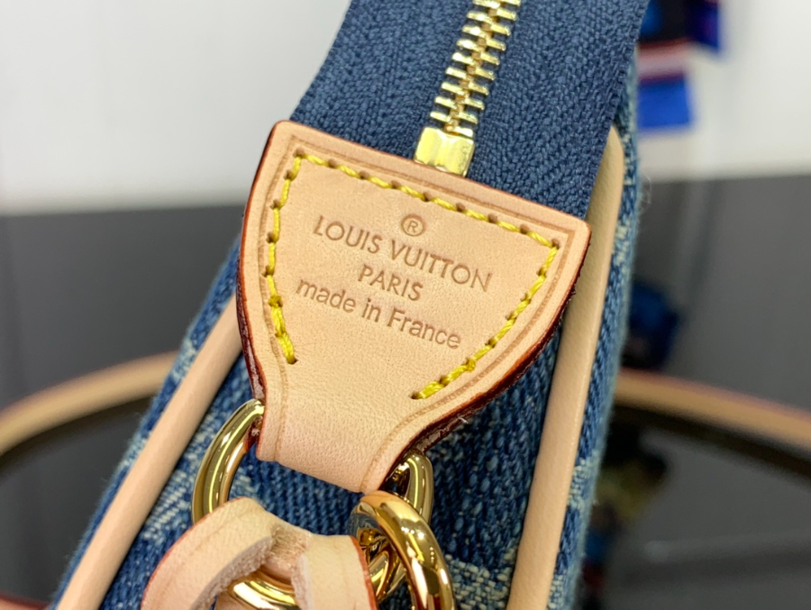 루이비통 포쉐트 악세수아 데님 M40712 22.5412.5cm8.jpg