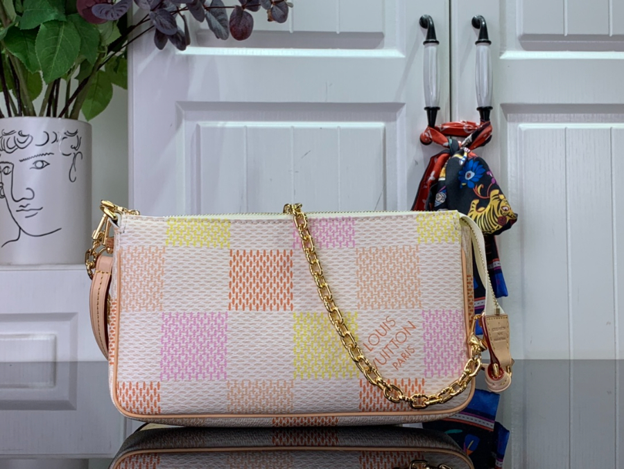 루이비통 포쉐트 악세수아 크로스백 M40642 23.513.54cm 핑크3.jpg