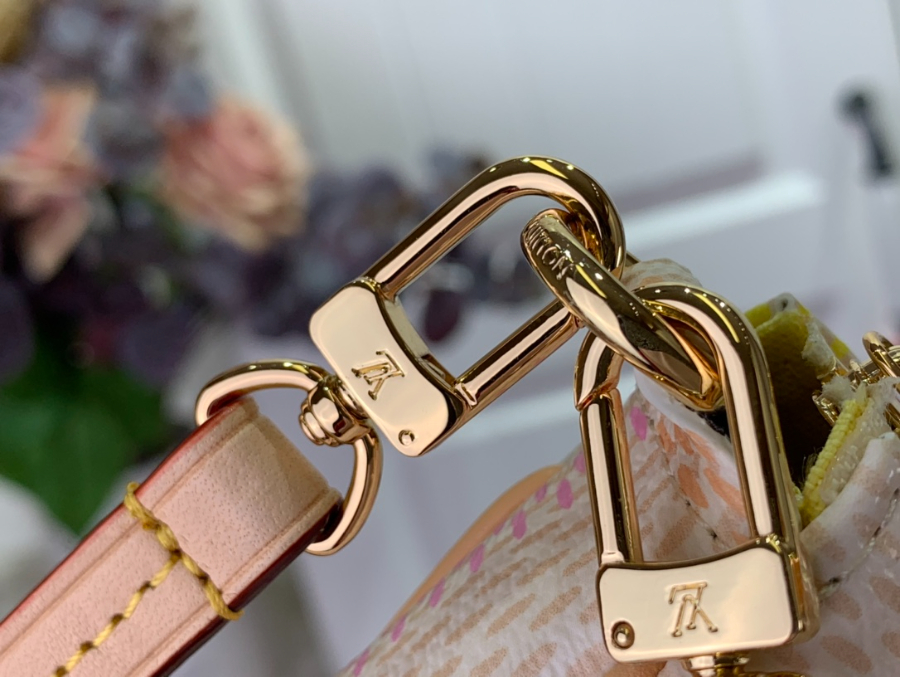 루이비통 포쉐트 악세수아 크로스백 M40642 23.513.54cm 핑크8.jpg