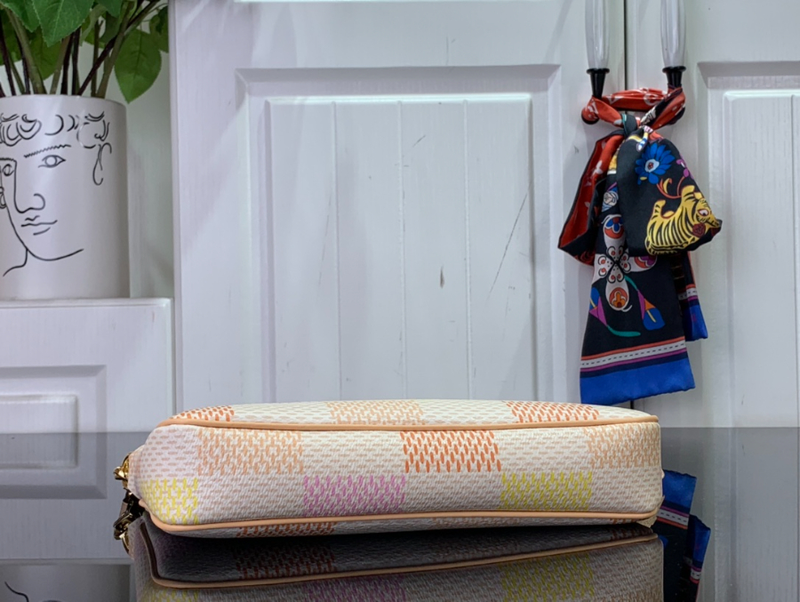 루이비통 포쉐트 악세수아 크로스백 M40642 23.513.54cm 핑크5.jpg