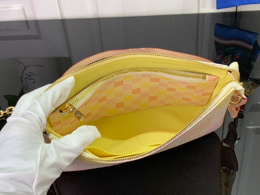 루이비통 포쉐트 악세수아 크로스백 M40642 23.513.54cm 핑크6.jpg