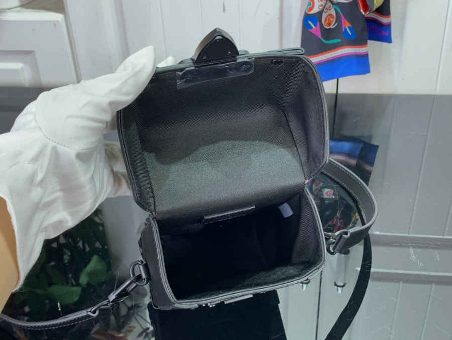 루이비통 버티컬 트렁크 웨어러블 월릿 M82070 1.717.56.8cm5.jpg