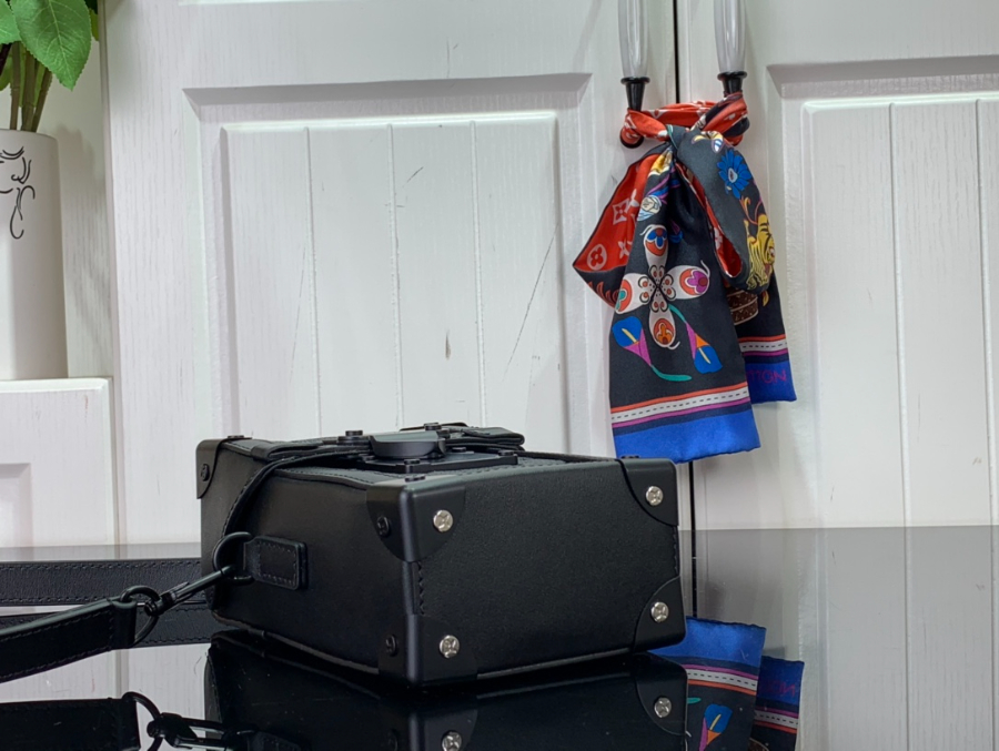 루이비통 버티컬 트렁크 웨어러블 월릿 M82070 1.717.56.8cm4.jpg