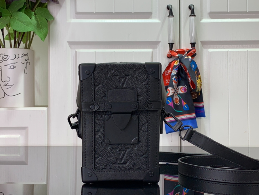 루이비통 버티컬 트렁크 웨어러블 월릿 M82070 1.717.56.8cm1.jpg