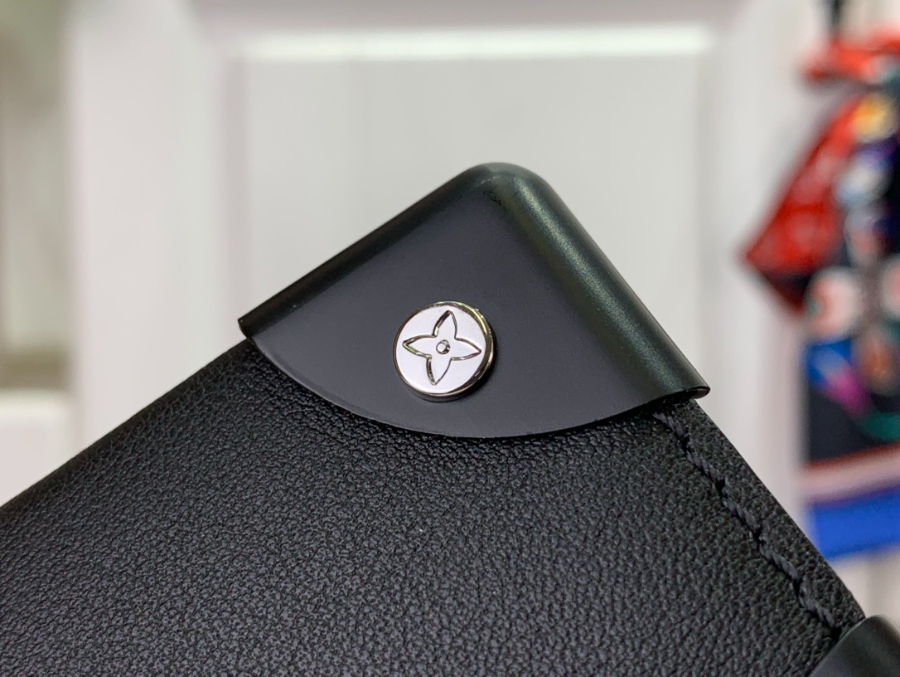 루이비통 버티컬 트렁크 웨어러블 월릿 M82070 1.717.56.8cm7.jpg