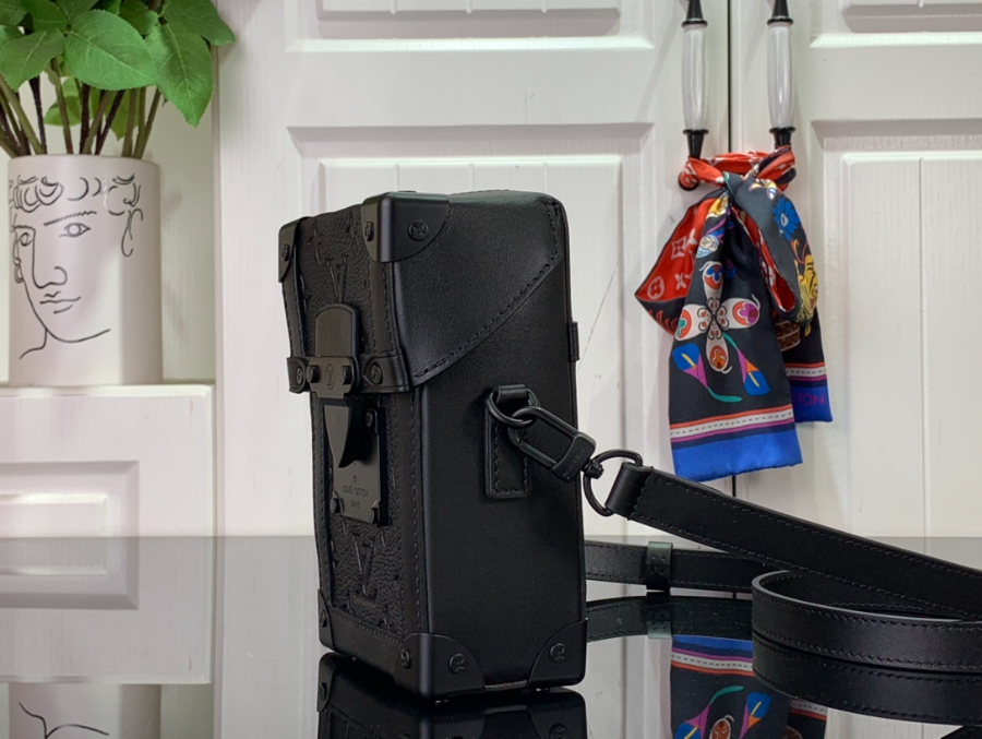 루이비통 버티컬 트렁크 웨어러블 월릿 M82070 1.717.56.8cm3.jpg