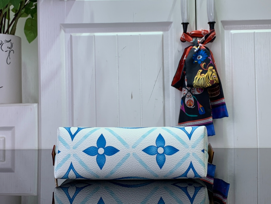 루이비통 포쉐트 코스메티크 블루 19126cm M112394.jpg