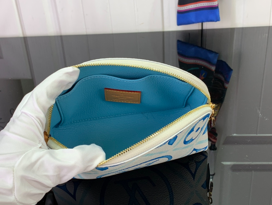 루이비통 포쉐트 코스메티크 블루 19126cm M112395.jpg