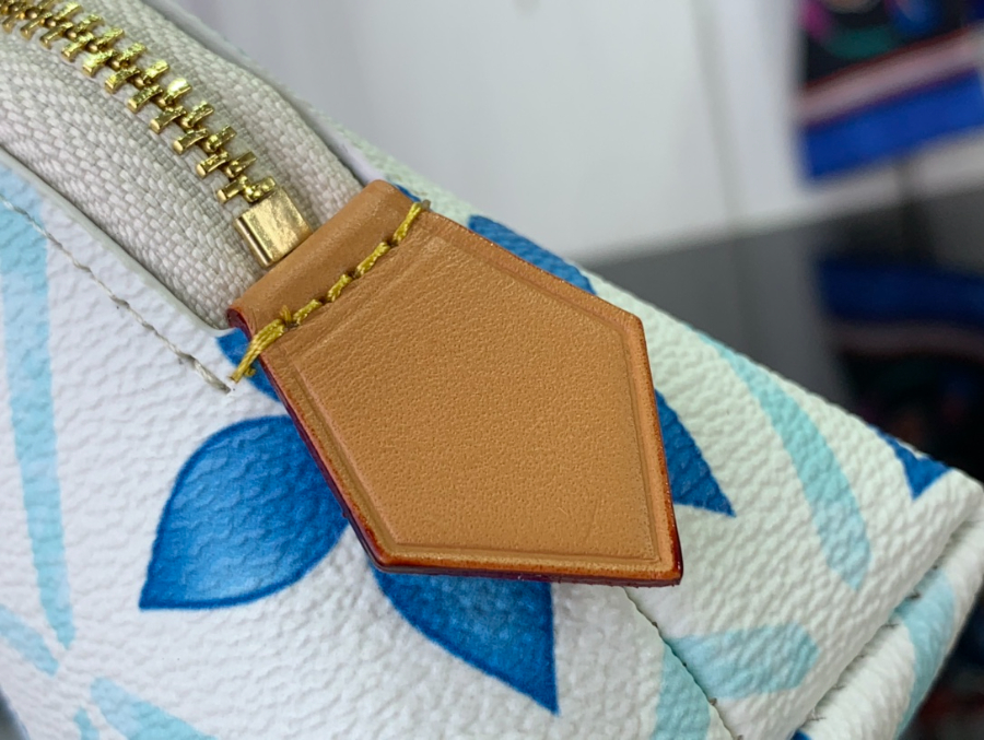 루이비통 포쉐트 코스메티크 블루 19126cm M112398.jpg