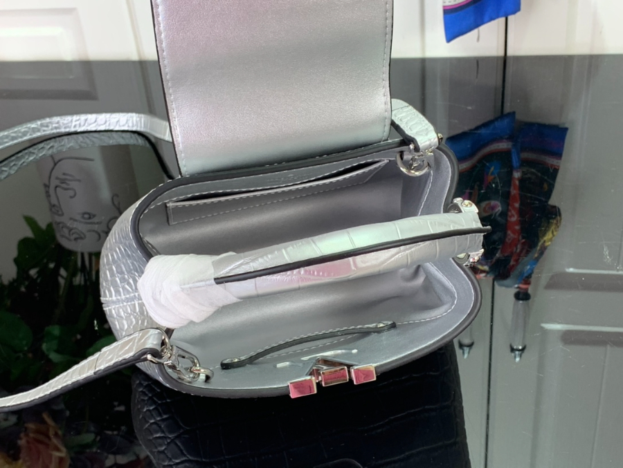 루이비통 카퓌신 BB 숄더백 N92175 4886 은색 사이즈14.jpg