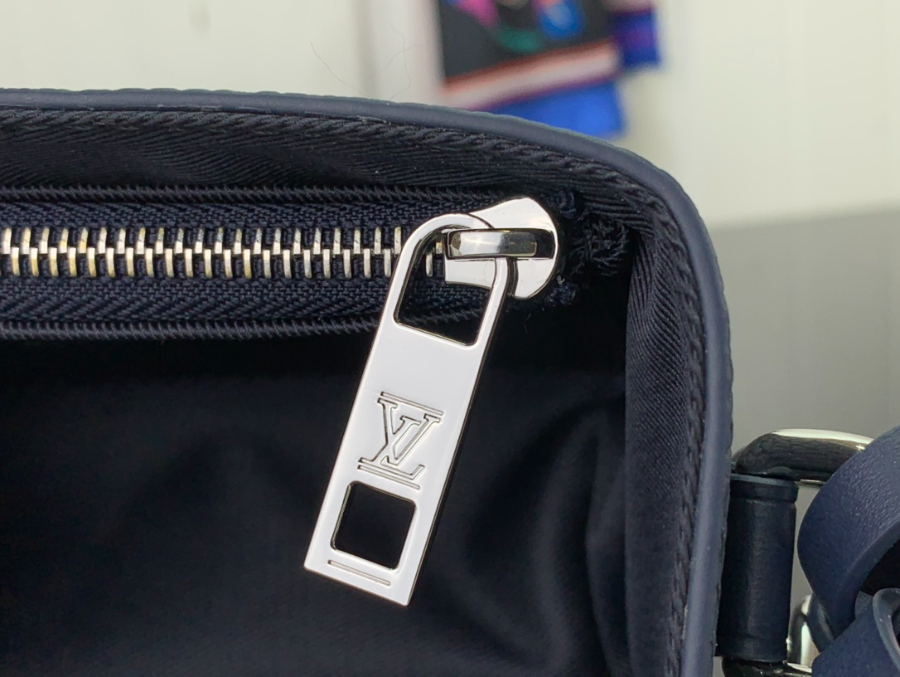 루이비통 패스트라인 웨어러블 월렛 M82085 17.3127cm 네이비8.jpg