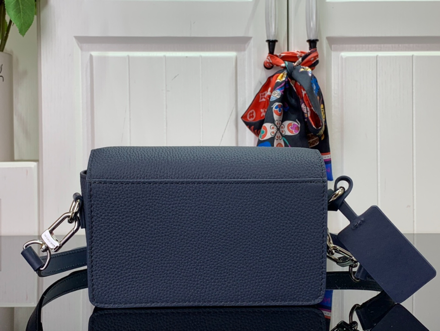루이비통 패스트라인 웨어러블 월렛 M82085 17.3127cm 네이비2.jpg