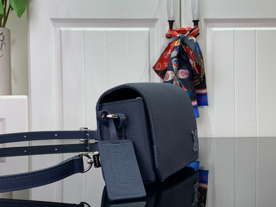 루이비통 패스트라인 웨어러블 월렛 M82085 17.3127cm 네이비3.jpg