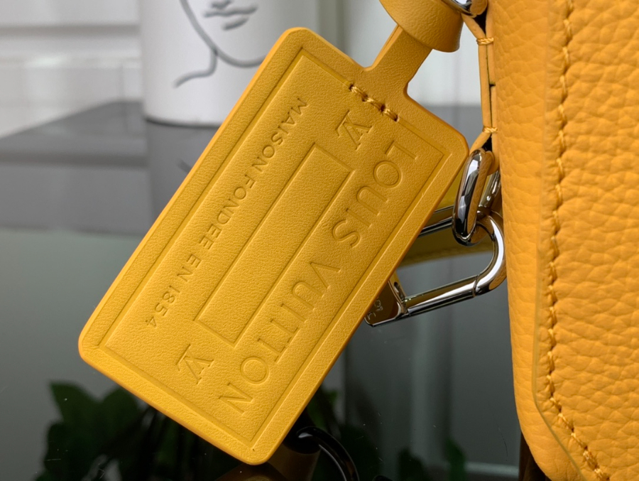루이비통 패스트라인 웨어러블 월렛 M82085 17.3127cm 옐로우8.jpg
