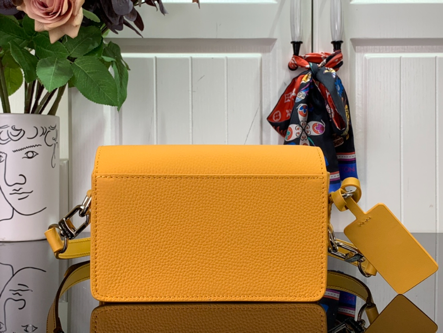 루이비통 패스트라인 웨어러블 월렛 M82085 17.3127cm 옐로우2.jpg