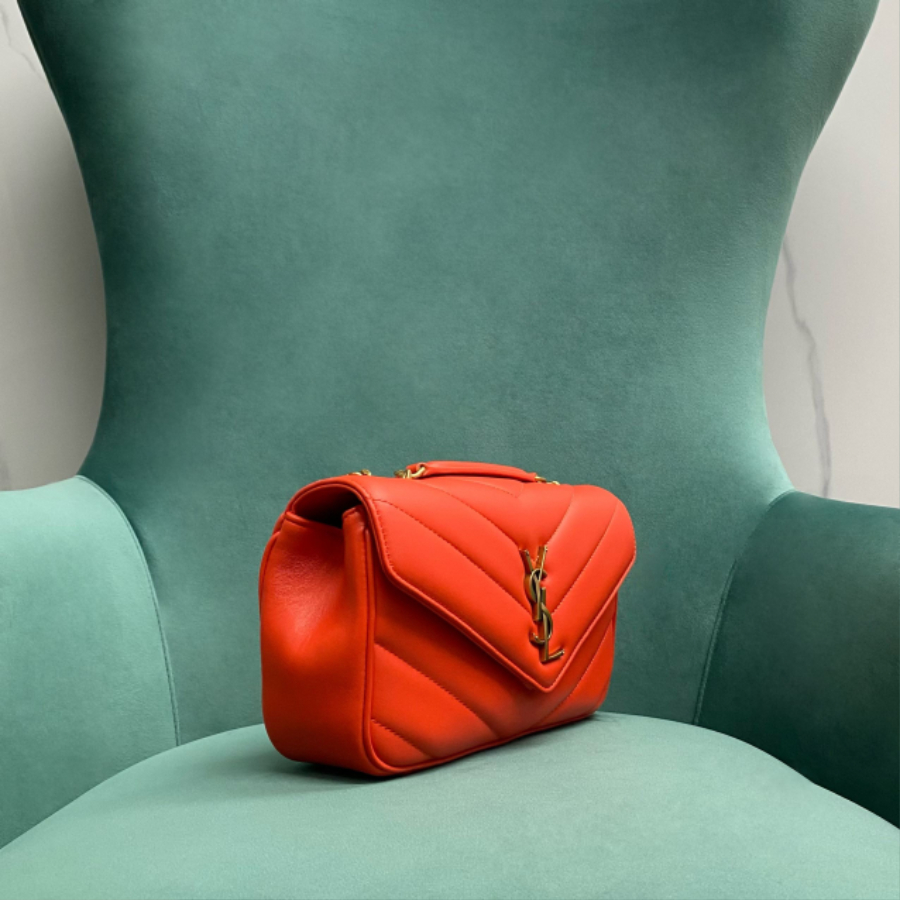 생로랑 MATELASSE 램스킨 소재의 LOULOU 루루 스몰백 801437 24146cm 등적색3.jpg