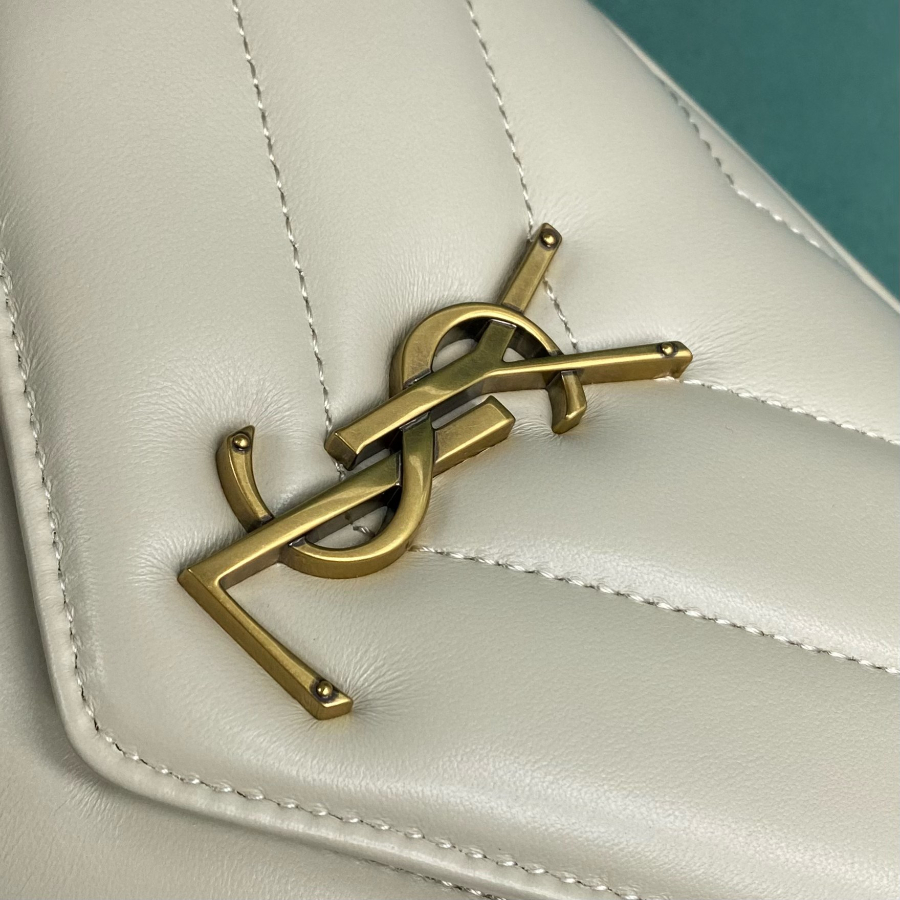 생로랑 MATELASSE 램스킨 소재의 LOULOU 루루 스몰백 801437 24146cm 화이트5.jpg