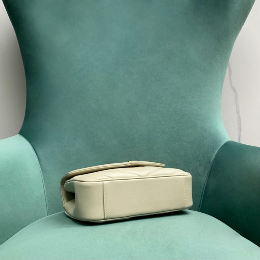 생로랑 MATELASSE 램스킨 소재의 LOULOU 루루 스몰백 801437 24146cm 화이트4.jpg