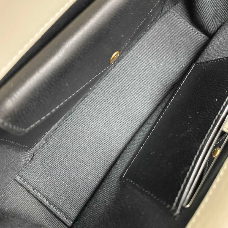 생로랑 MATELASSE 램스킨 소재의 LOULOU 루루 스몰백 801437 24146cm 화이트9.jpg