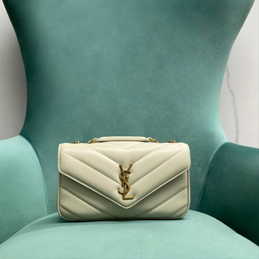 생로랑 MATELASSE 램스킨 소재의 LOULOU 루루 스몰백 801437 24146cm 화이트1.jpg