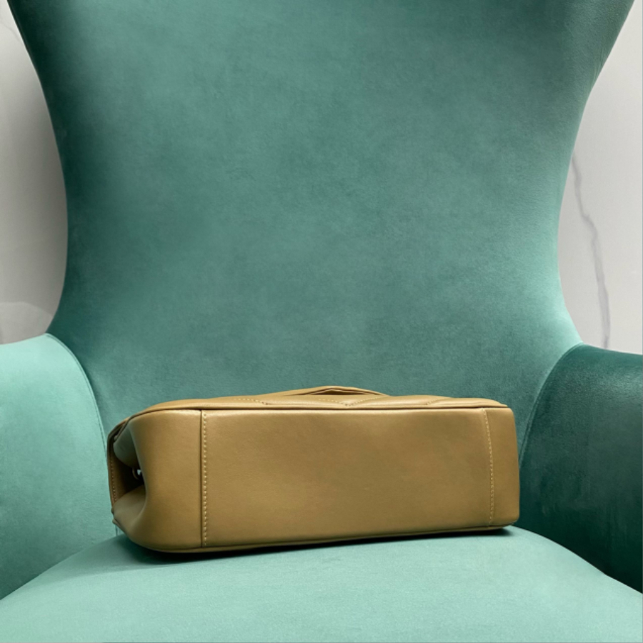 생로랑 MATELASSE 마틀라세 램스킨 소재의 LOULOU 루루 미디엄 백 801439 29178cm 라이트 브라운4.jpg