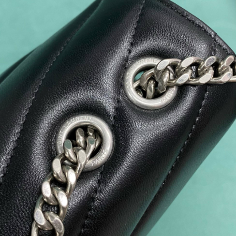 생로랑 MATELASSE 마틀라세 램스킨 소재의 LOULOU 루루 미디엄 백 801439 29178cm 블랙 실버08.jpg