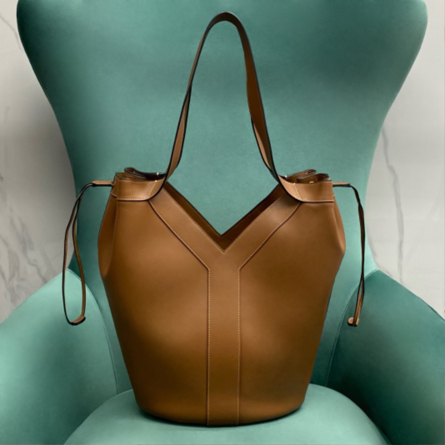 생로랑 가죽 소재의 Y 스몰 호보백 브라운 833160 2514.526cm01.jpg