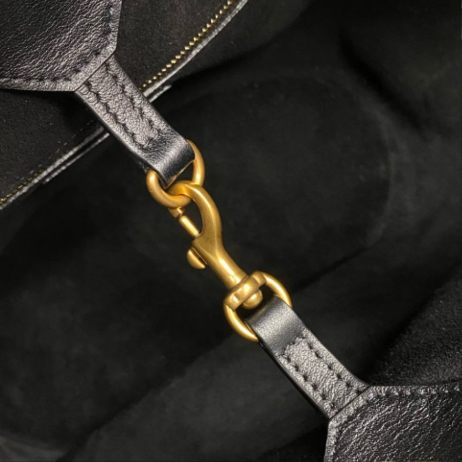 생로랑 가죽 소재의 Y 스몰 호보백 블랙 833160 2514.526cm07.jpg